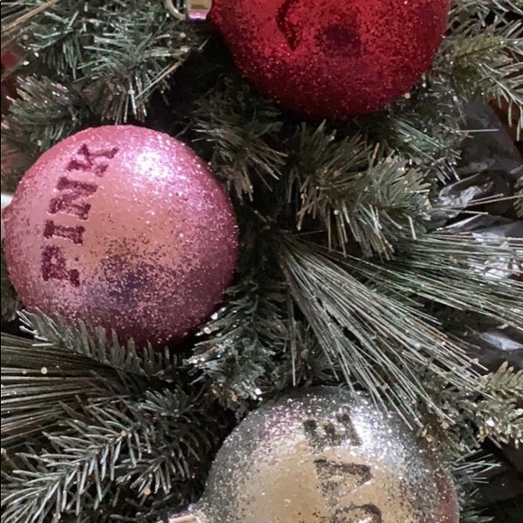 VS PINK CHRISTMAS DISPLAY FROM 2018 taking offers - Picture 3 of 8